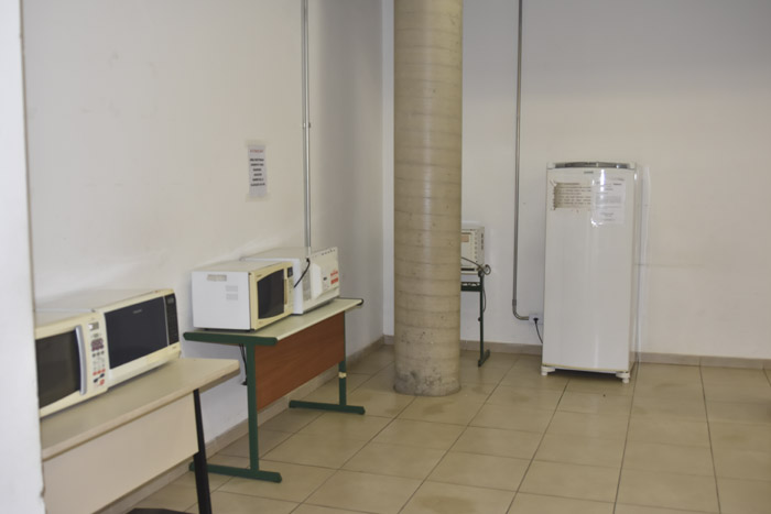 Área para amarzenamento e aquecimento de alimentos dos alunos